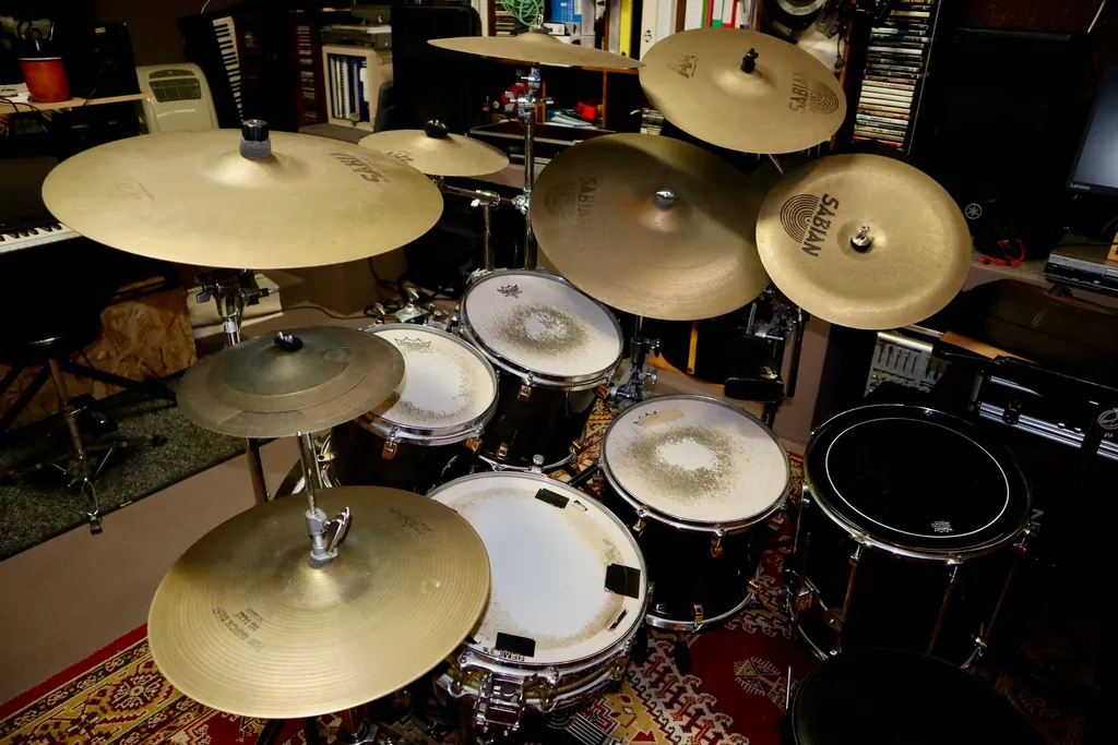 Pormenor da bateria e dos pratos Sabian no estúdio